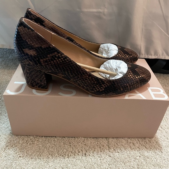 NIB JustFab Brown Snakeskin Chunky Heeled Pumps - Picture 5 of 8